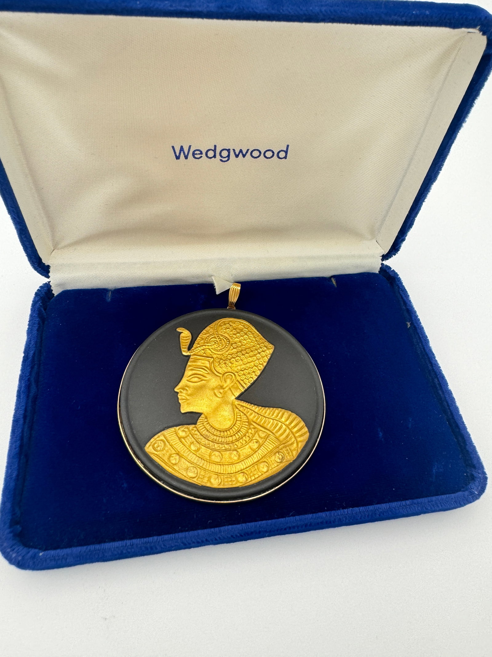 Vintage Tutankhamun Huge Heavy Wedgwood Medallion Pendant Black Basalt Jasperware Gold filled: Vintage Tutankhamun Huge Heavy Wedgwood Medallion Pendant Black Basalt Jasperware Gold filled marked. Measuring 3.5” long. With original box. See pictures for more details as they are the best d