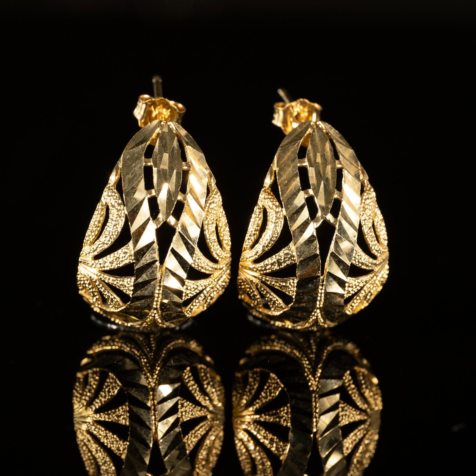 14K Yellow Gold Bright Cut Open Work Designs Shell Dome Design Post Earrings (1 of 4)