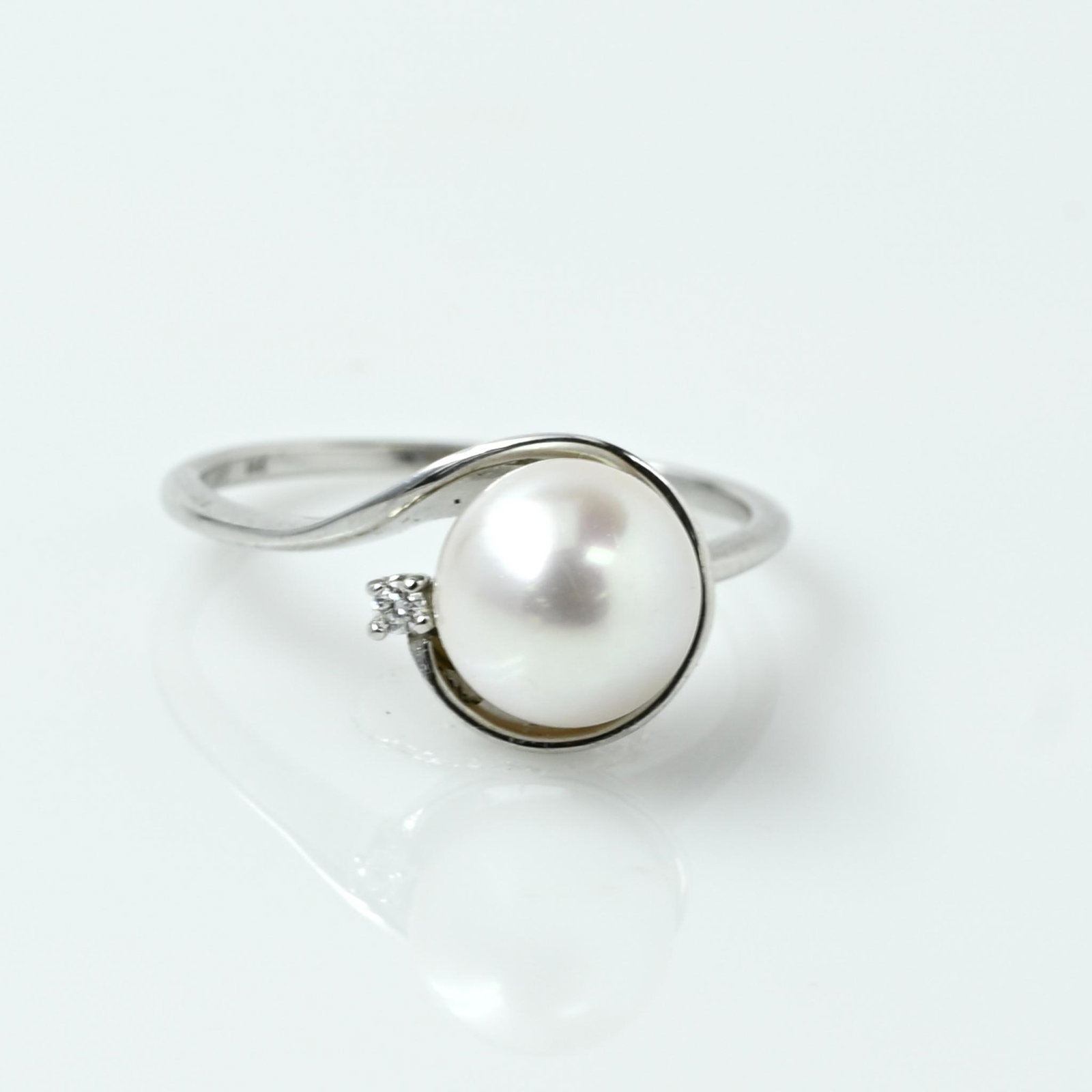 Pearl & Diamond 14k White Gold Ring: Size: 6.75 Metal Type: 14K