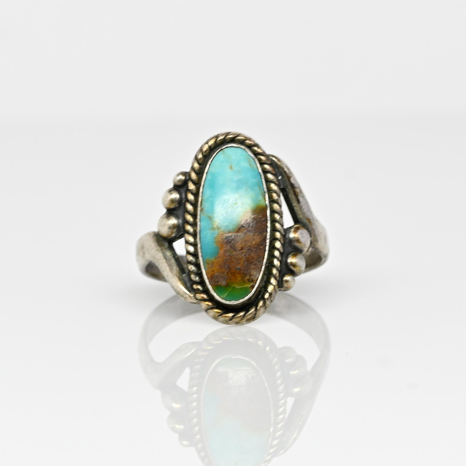 Vintage Bell Branded Silver Turquoise Ring: Size: 7 Metal Type: Silver Weight: 4.3G Width: 20.0mm Finger to Top of Ring: 4.0mm Hallmarks: