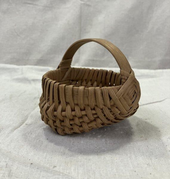 Miniature Buttocks Basket (1 of 13)