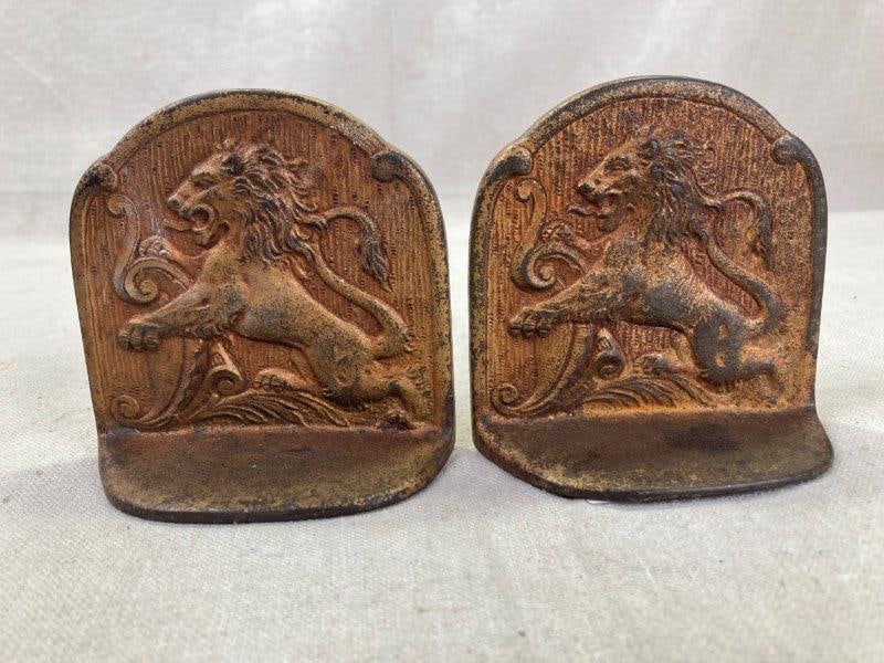 Pair of Cast Iron Bookends Depicting Rampant Lions (1 of 10)