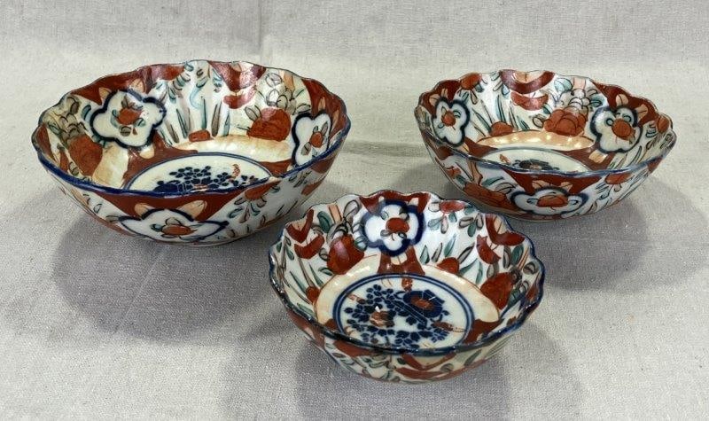 Set of Three Scalloped Edge Imari Nesting Bowls (1 of 15)