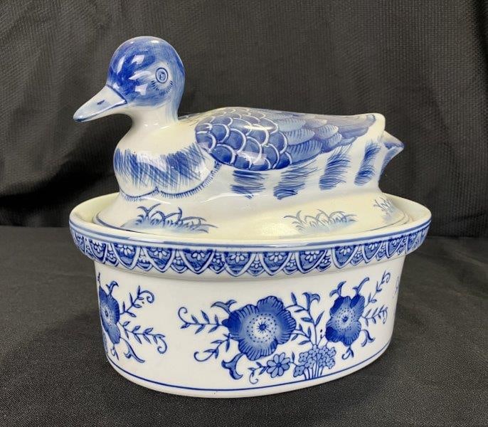 Chinese Blue and White Porcelain Duck Tureen: Delightful Chinese porcelain duck-form tureen decorated in classic blue and white with hand-painted floral motifs. Measures approx. 7''H x 9''L x 7''W.Good condition.