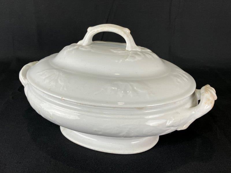 George Jones Ironstone Tureen, 19th Century: Robust oval ironstone tureen in the vibrant fuchsia pattern, produced by George Jones, Stoke-on-Trent, England. A fine 19th-century example with bold floral decoration and elegant form. Measures appro