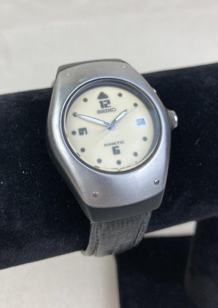 Seiko Kinetic Wristwatch: Seiko Kinetic wristwatch featuring a classic round case and black leather strap. Water resistant. In good condition with light wear consistent with age and use.