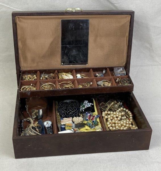 Vintage Leather Jewelry Box (1 of 16)