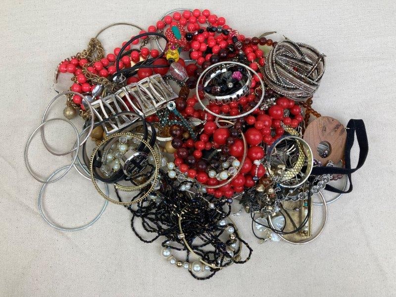 Lot of Costume Jewelry: Assorted collection of costume jewelry including bracelets, necklaces, and various other pieces in mixed styles and materials. An ideal lot for collectors, resellers, or jewelry makers. In overall goo