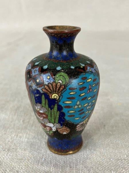 Meiji Period Japanese Cloisonné Cabinet Vase: Charming small cloisonné vase finely decorated with highly detailed floral motifs, exemplifying the delicacy of Japanese enamel craftsmanship. Measures approximately 3" H x 1 1/2" in diameter and