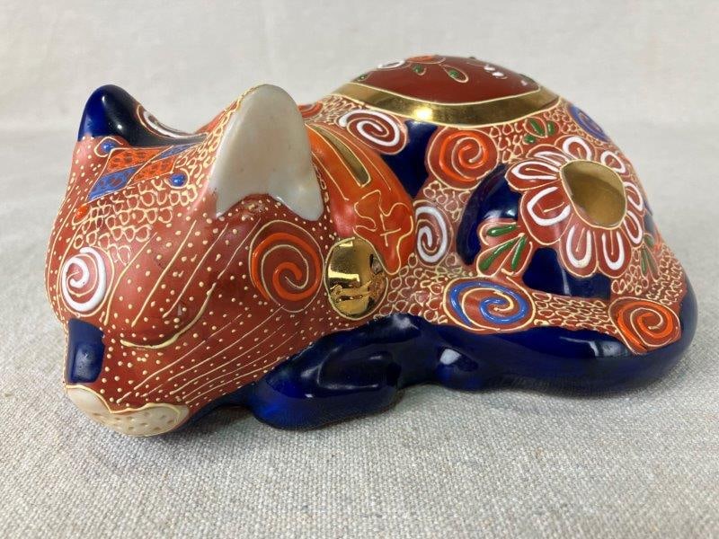 Japanese Kutani Ware Sleeping Cat Figurine (1 of 9)