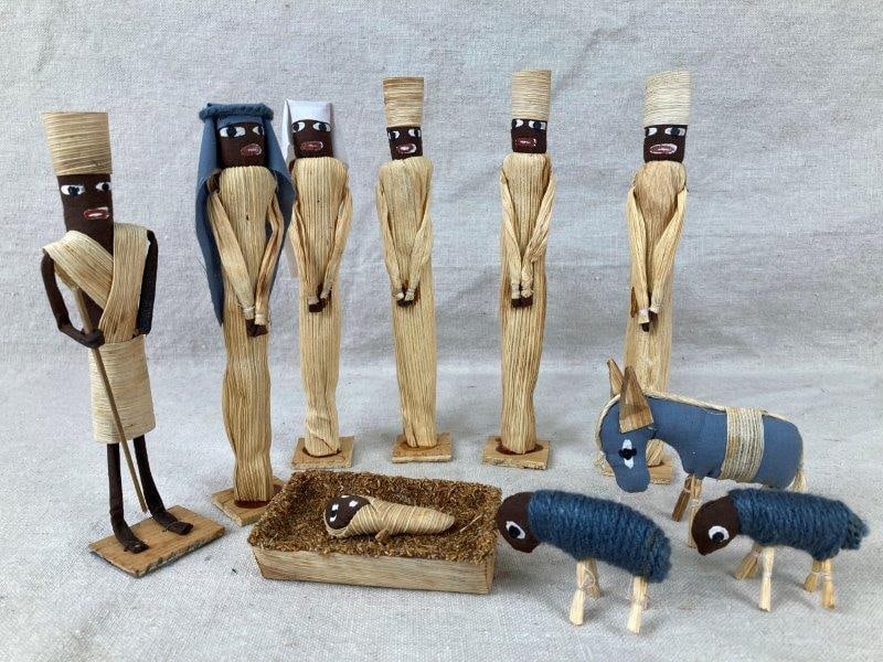 Christmas Corn Husk Dolls (1 of 4)