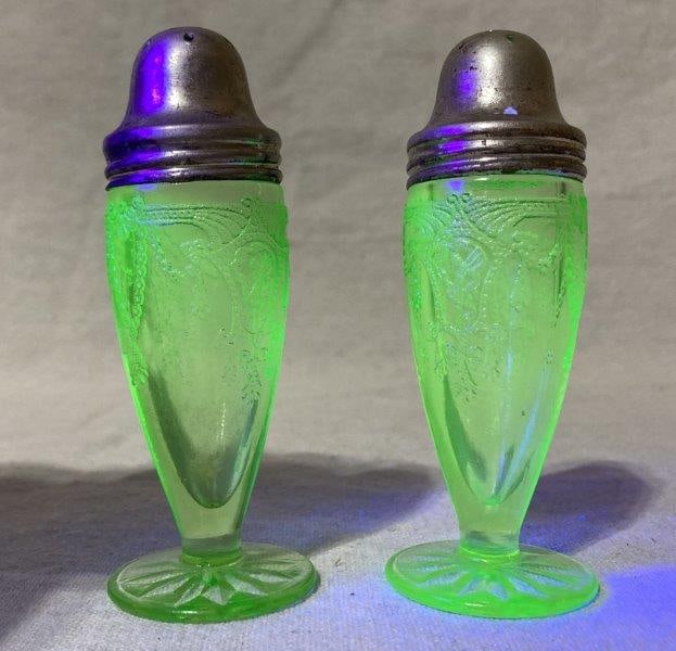 Uranium Green Cameo Glass Salt and Pepper Shakers (1 of 9)