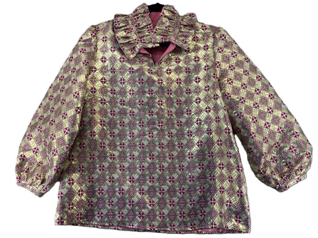 Tuckernuck “Champagne Dreams” Bouvier Blouse: Tuckernuck Champagne Dreams Bouvier blouse featuring metallic gold-tone diamond panels accented with soft pink floral motifs, paired with a ruched collar for added flair and fashionably gathered lante