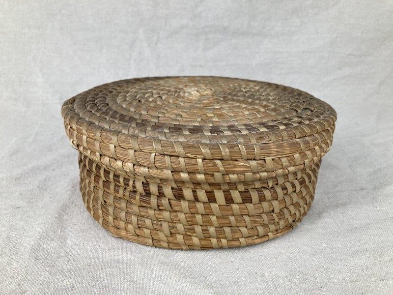 Covered Charleston Gullah Sweetgrass Basket (1 of 8)