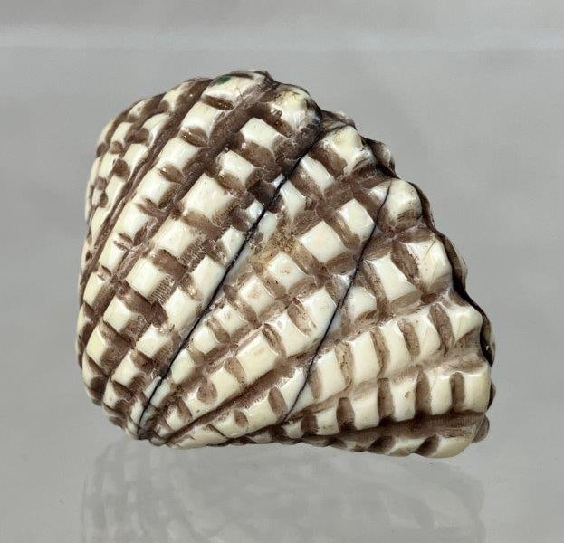 Netsuke Carved Bone Shell: Miniature Japanese netsuke carving in the form of a shell, a popular and traditional subject rendered in detailed hand-carved bone. Measures approx. 1 1/8" H x 1" W x 3/4" D. In good condition, displa