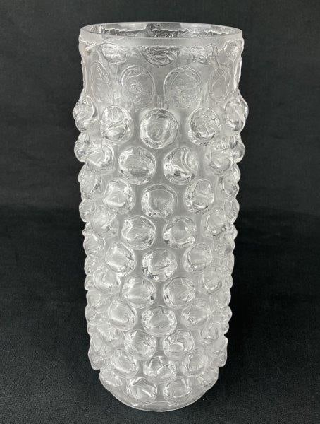 Chris Taylor “Bubble Wrap” Art Glass Sculpture: An art glass sculpture by Chris Taylor, featuring a cylindrical form with a bubble-wrap texture replicated on the outer surface. This work relates to Taylor’s limited-edition blown-glass vases c