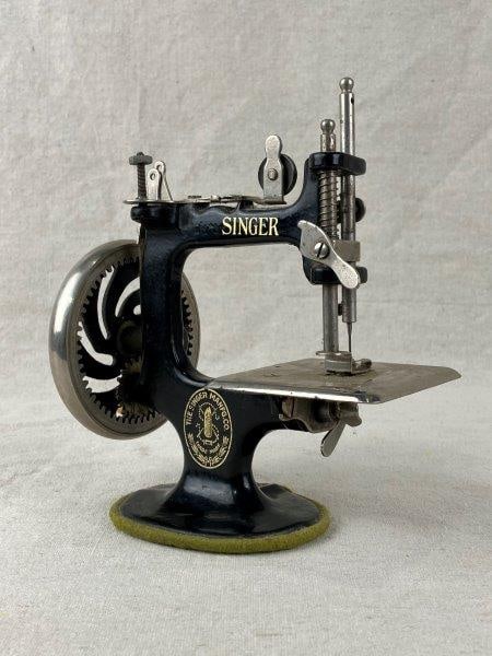 Singer “Sew Handy” Child’s Sewing Machine, Model 20 (1 of 10)