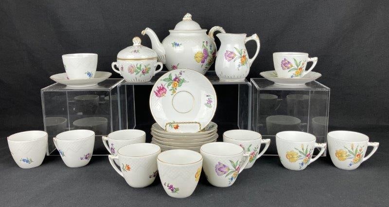 Twenty-Six Bing & Grøndahl “Saxon Flower” China Pieces (1 of 20)