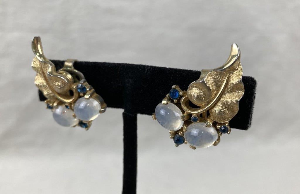 Vintage Trifari Gold-tone Leaf Earrings - 2