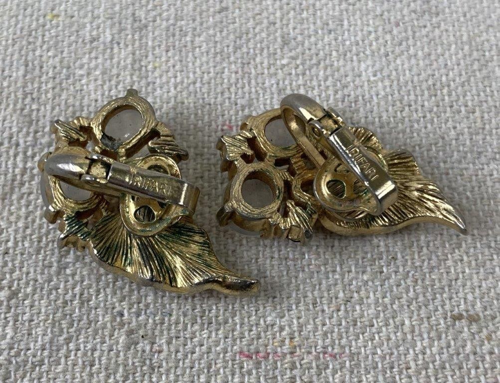 Vintage Trifari Gold-tone Leaf Earrings - 3