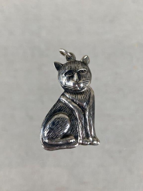 800 Silver Cat Pendant (1 of 3)