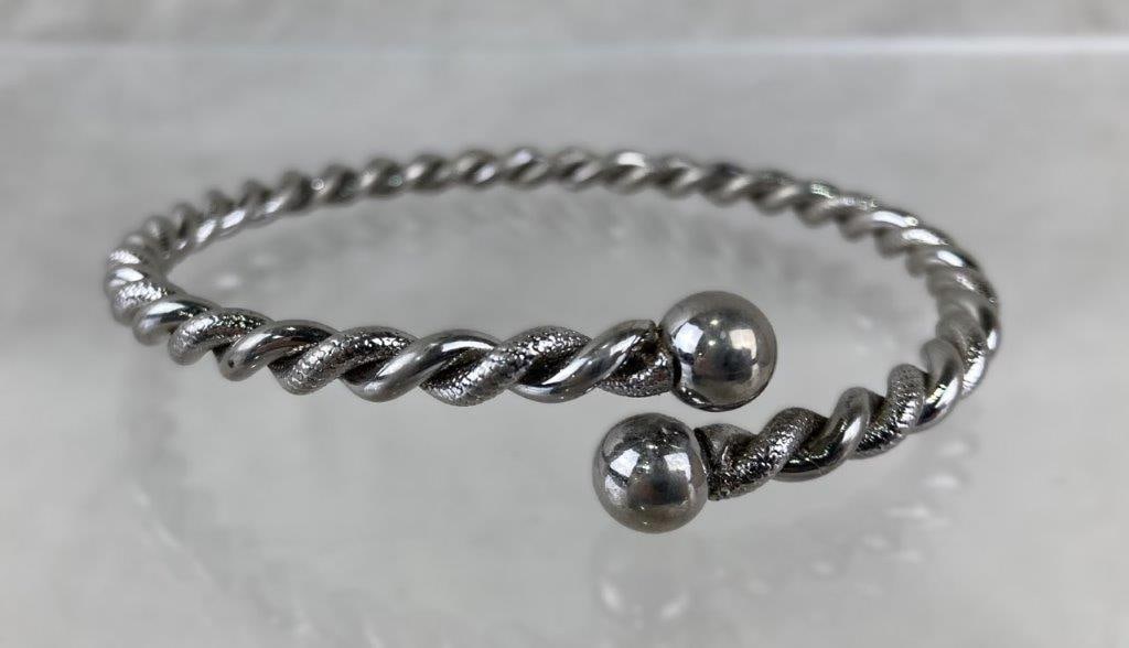 Seven-Piece Bangle Bracelet Assortment - 12