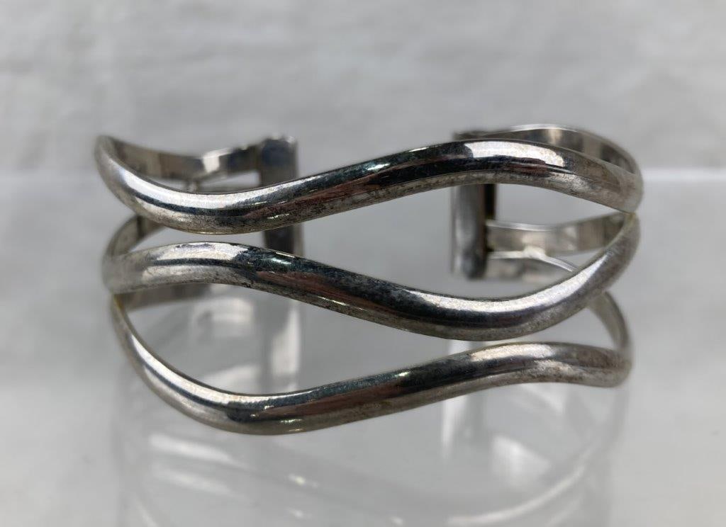 Seven-Piece Bangle Bracelet Assortment - 8