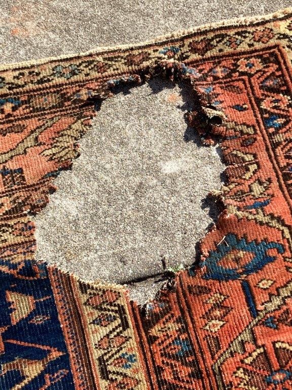 Hand-Knotted Sarouk Rug - 3