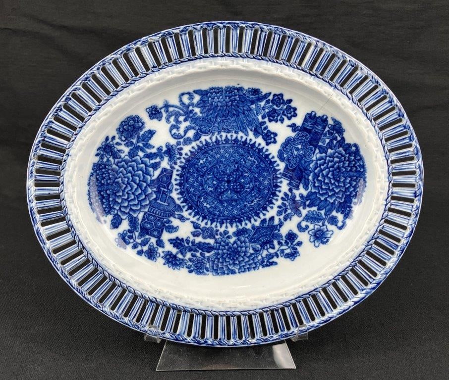 English Pearlware Pierced Chinoiserie Plate: An early 19th century English pearlware plate, circa 1810, decorated with a cobalt blue chinoiserie transferware pattern and a reticulated pierced border. Measures approximately 1/2″ H x 9