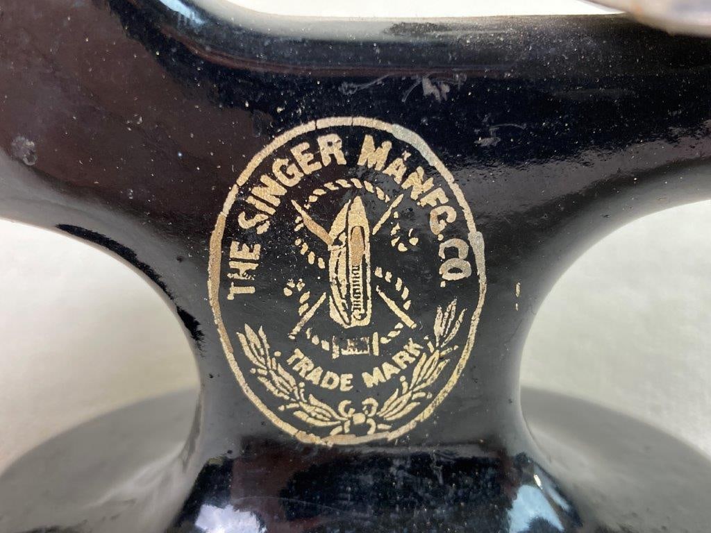 Vintage Singer Model 20 Toy Sewing Machine - 10