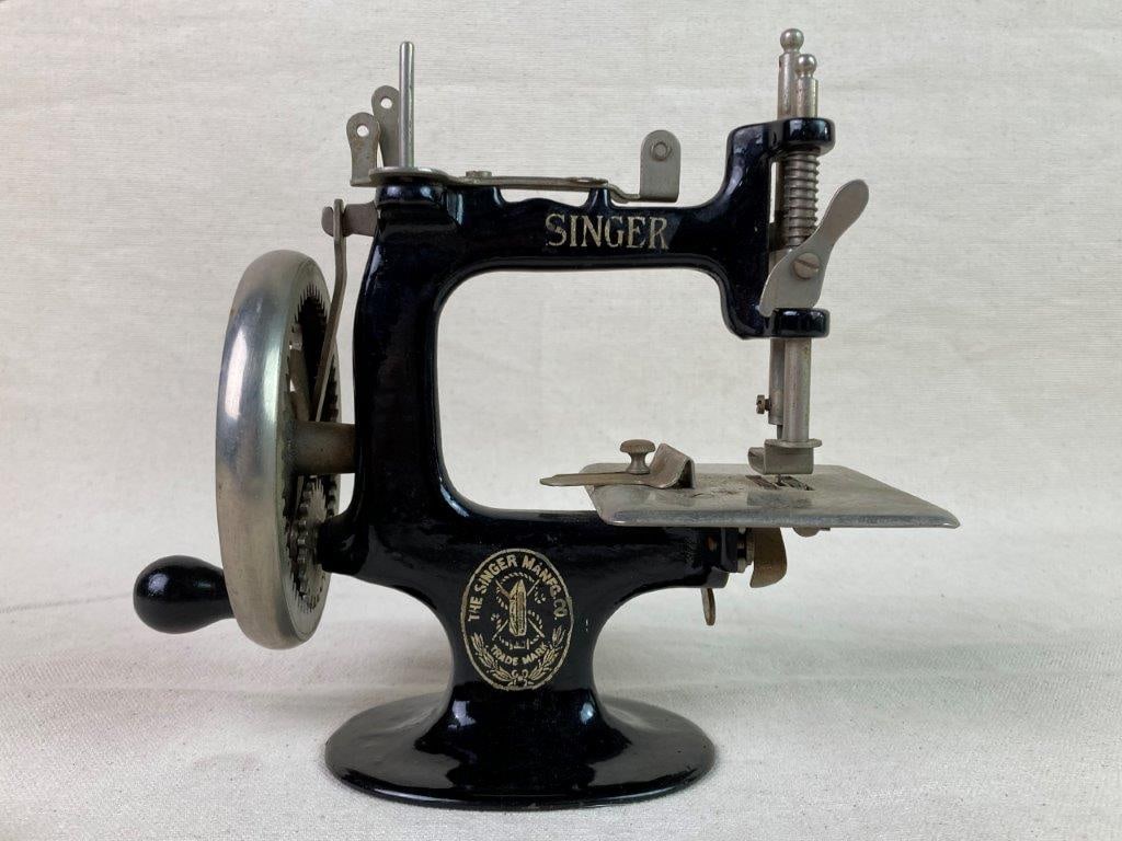 Vintage Singer Model 20 Toy Sewing Machine - 2