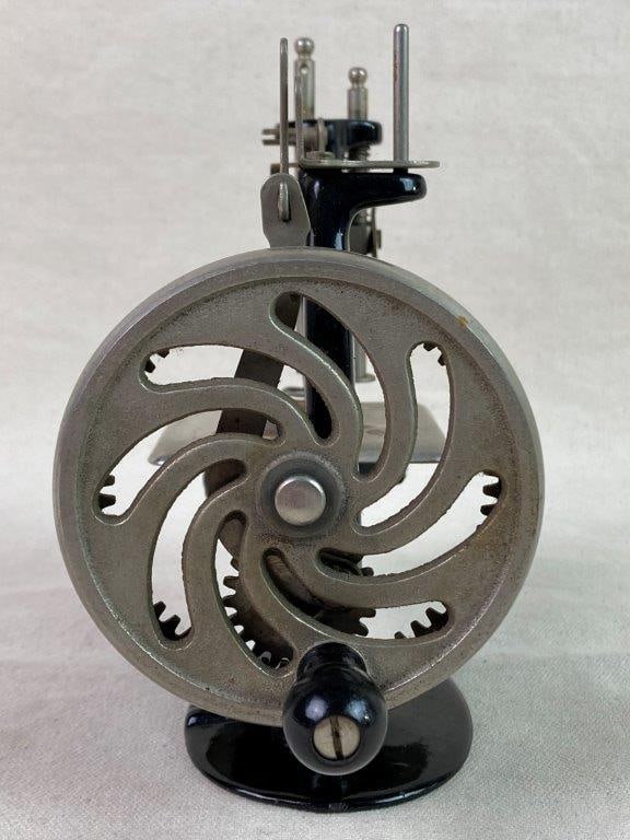 Vintage Singer Model 20 Toy Sewing Machine - 3