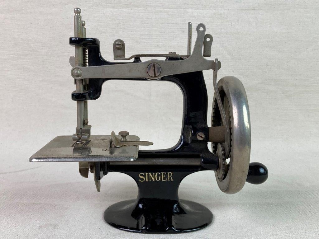 Vintage Singer Model 20 Toy Sewing Machine - 4