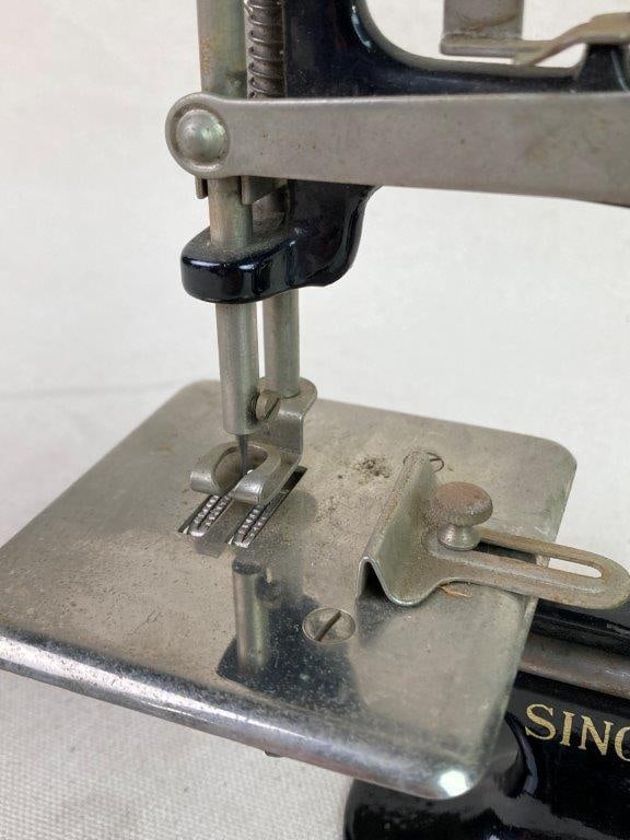 Vintage Singer Model 20 Toy Sewing Machine - 5
