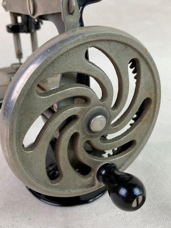 Vintage Singer Model 20 Toy Sewing Machine - 6