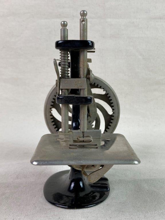 Vintage Singer Model 20 Toy Sewing Machine - 7