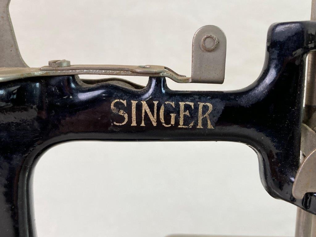Vintage Singer Model 20 Toy Sewing Machine - 9