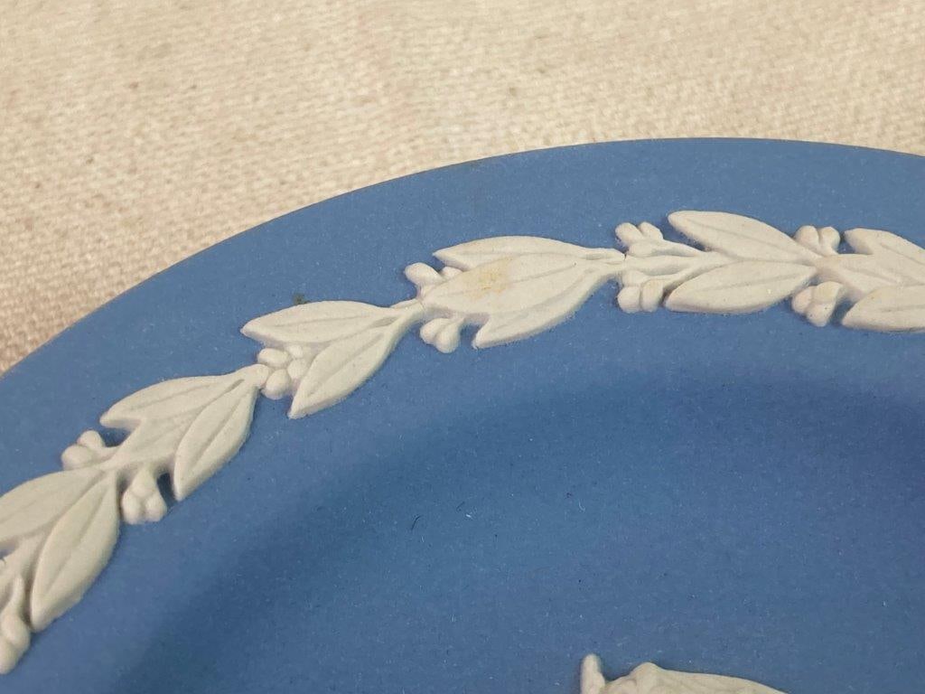 Wedgwood 1969 Christmas Plate and Queen Elizabeth II Miniature Plate - 10