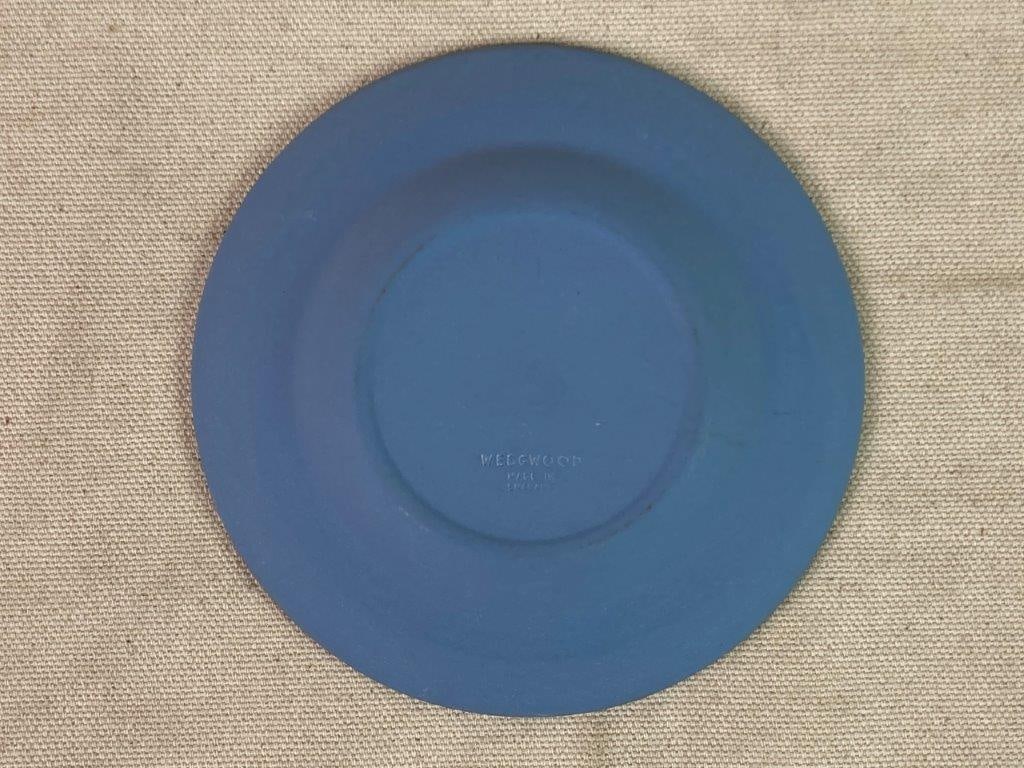 Wedgwood 1969 Christmas Plate and Queen Elizabeth II Miniature Plate - 11