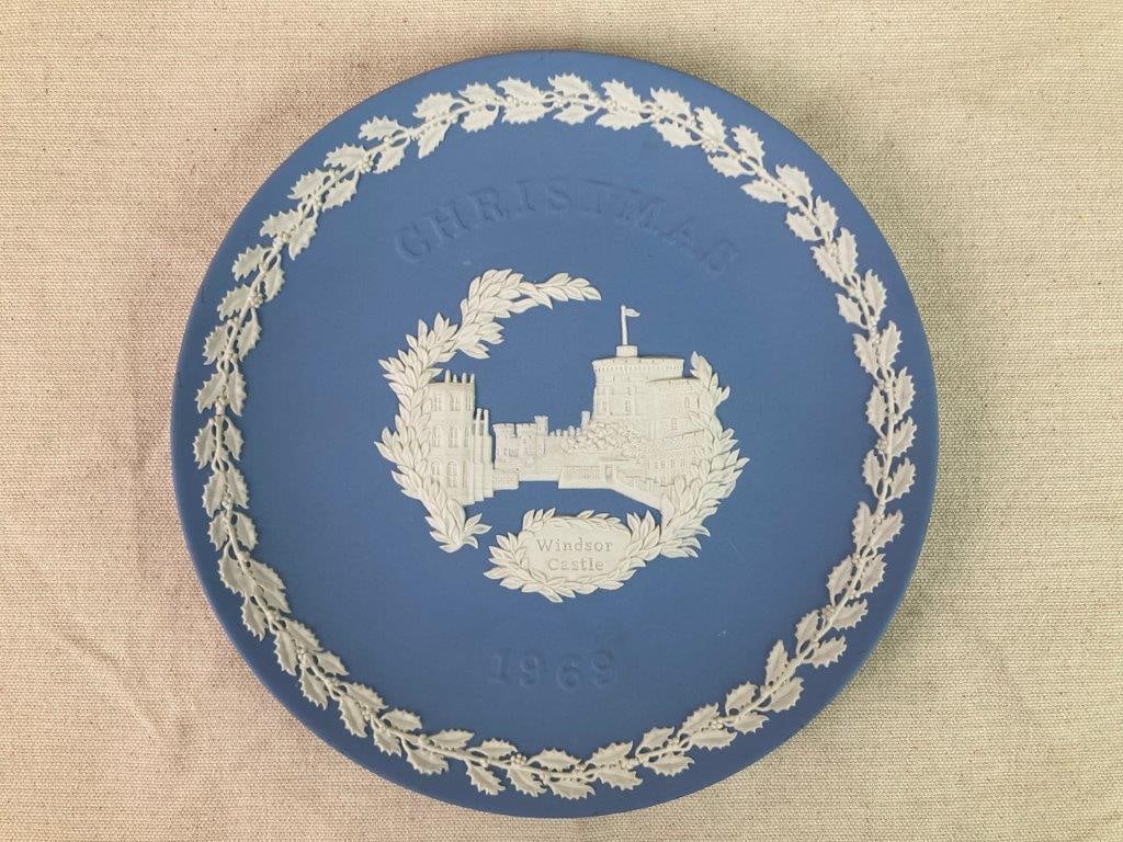 Wedgwood 1969 Christmas Plate and Queen Elizabeth II Miniature Plate - 2