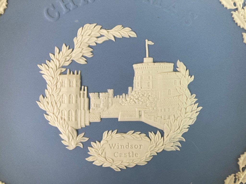 Wedgwood 1969 Christmas Plate and Queen Elizabeth II Miniature Plate - 3