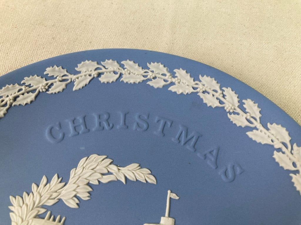 Wedgwood 1969 Christmas Plate and Queen Elizabeth II Miniature Plate - 4