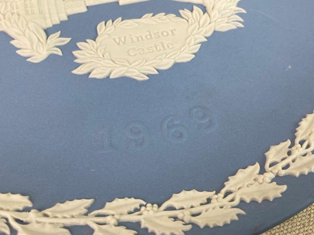 Wedgwood 1969 Christmas Plate and Queen Elizabeth II Miniature Plate - 5