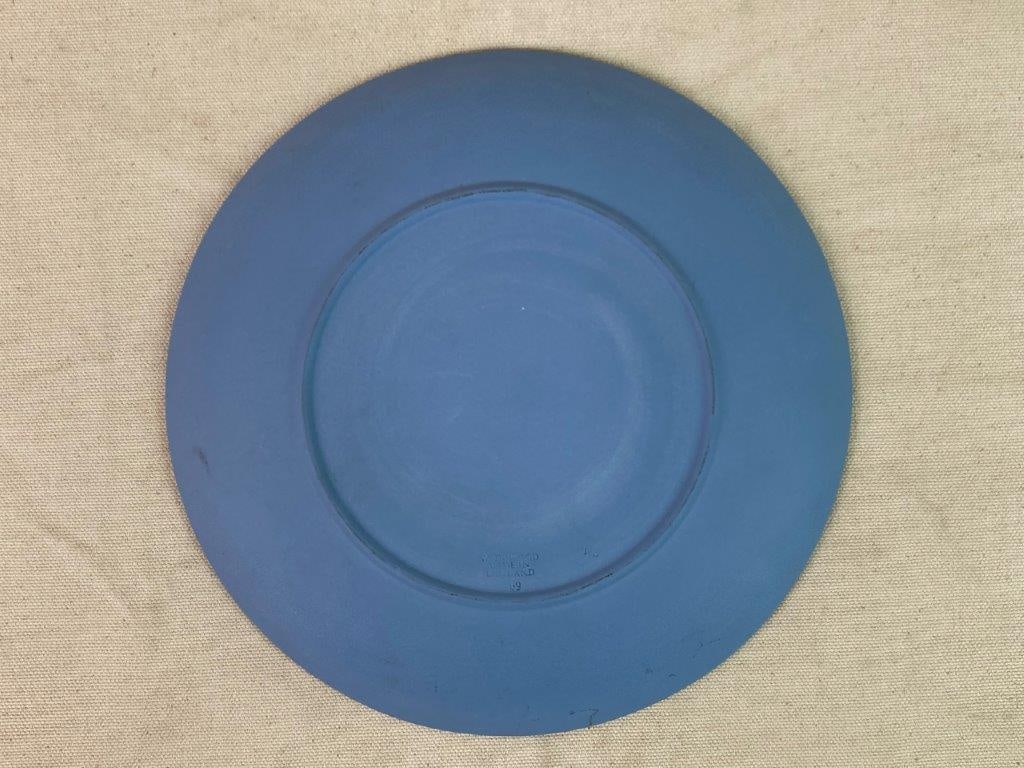 Wedgwood 1969 Christmas Plate and Queen Elizabeth II Miniature Plate - 6