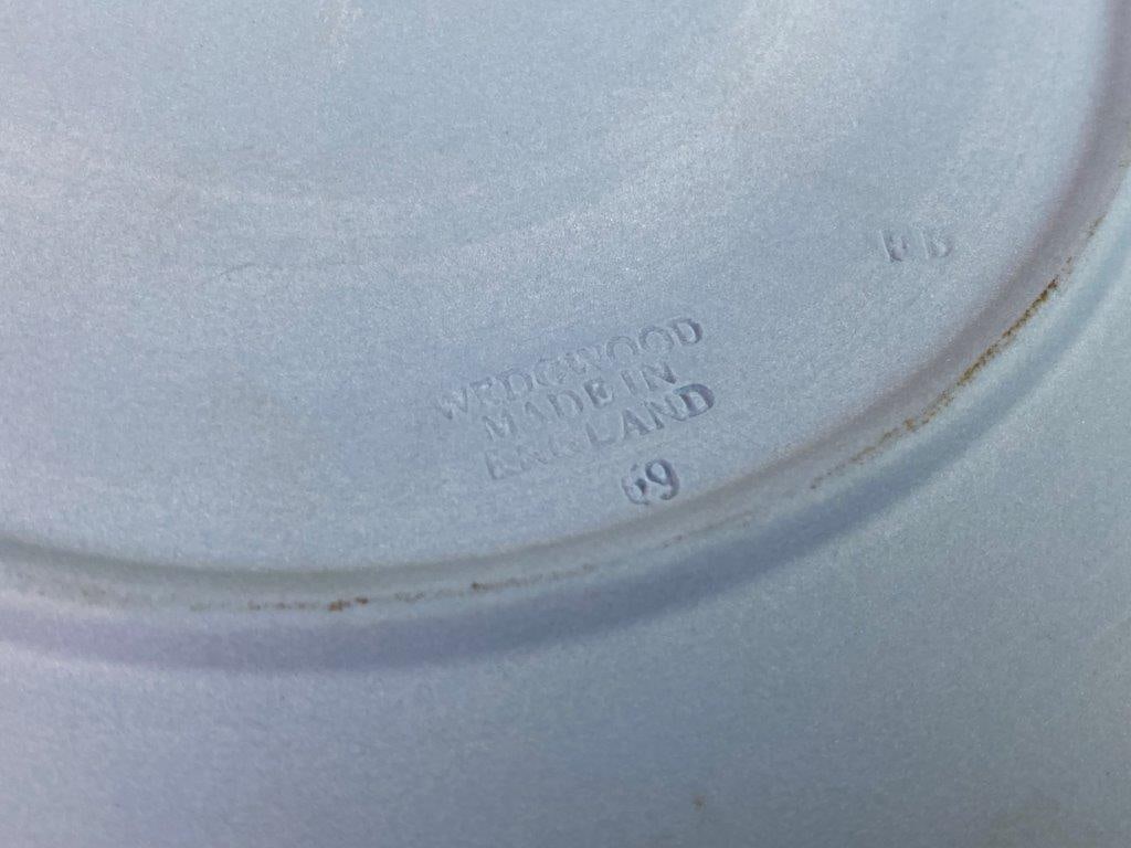 Wedgwood 1969 Christmas Plate and Queen Elizabeth II Miniature Plate - 7