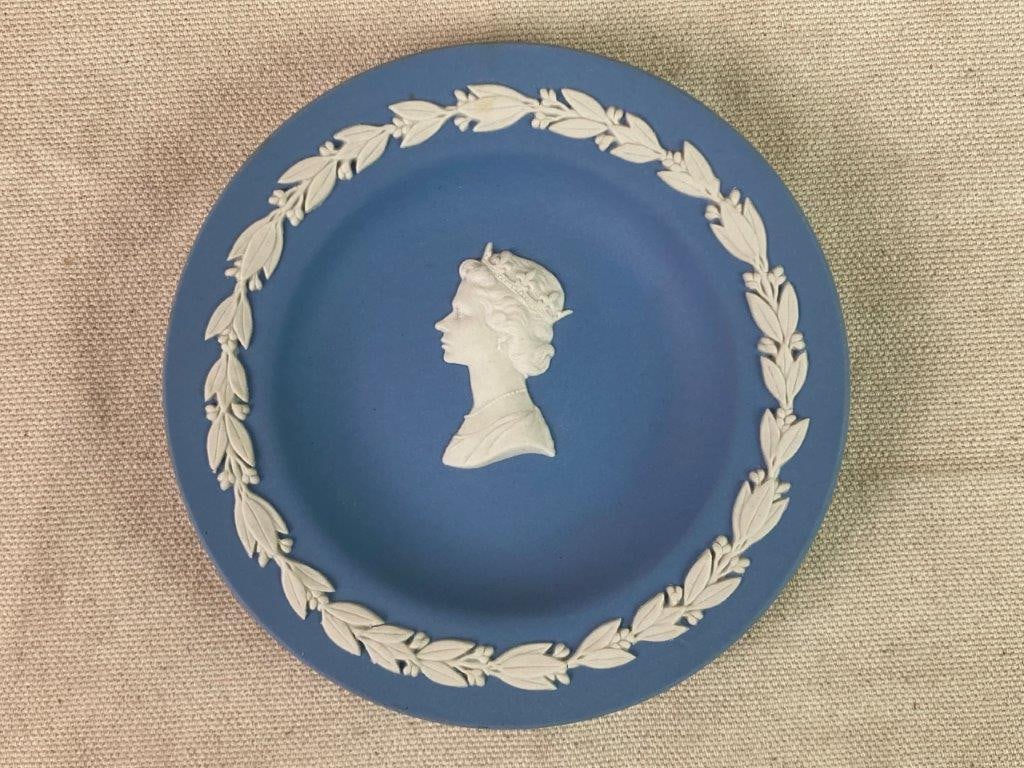 Wedgwood 1969 Christmas Plate and Queen Elizabeth II Miniature Plate - 8