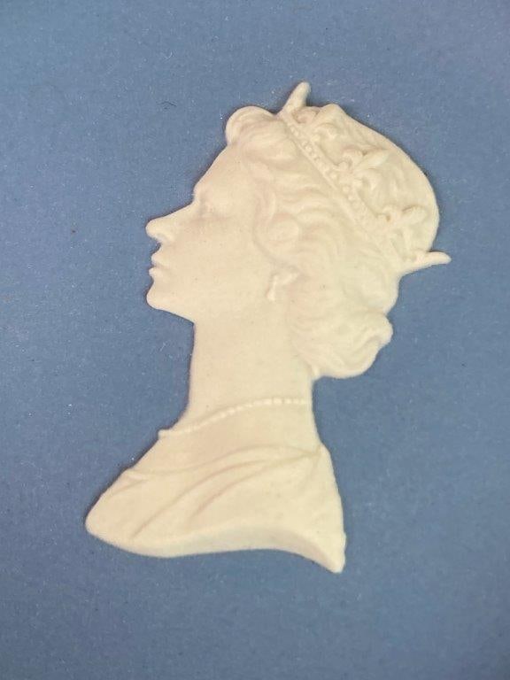 Wedgwood 1969 Christmas Plate and Queen Elizabeth II Miniature Plate - 9