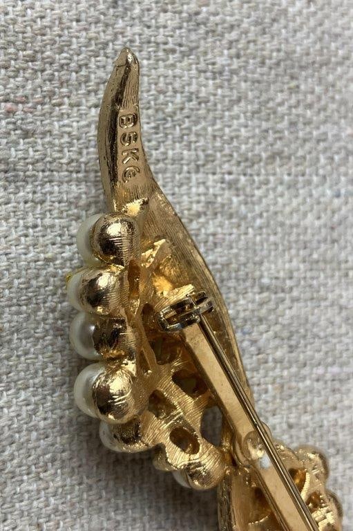 Vintage Cedar Jewelry Box with Brooches - 10