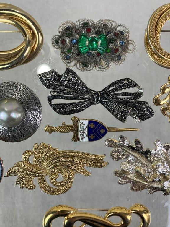 Thirteen Vintage Brooches - 4