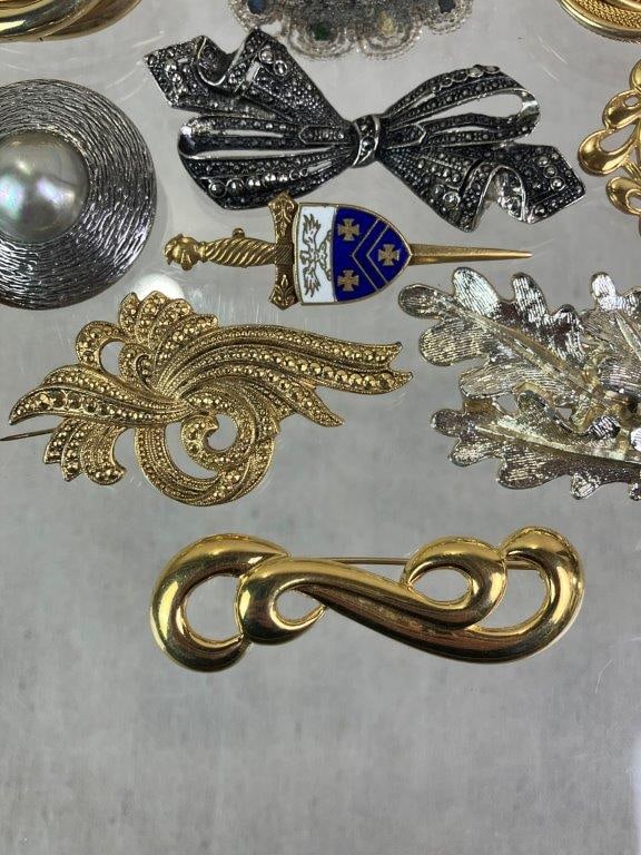 Thirteen Vintage Brooches - 5